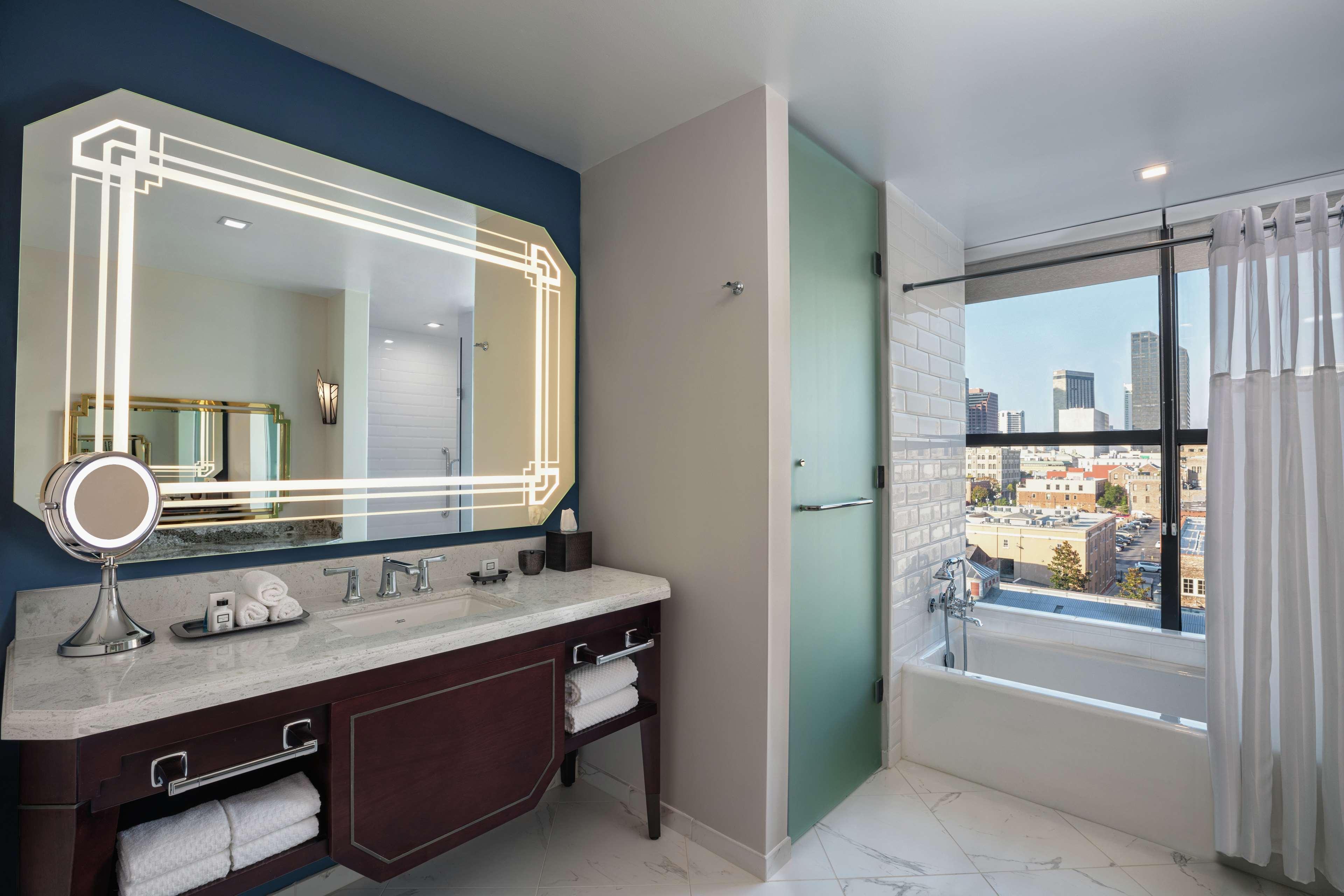 The Higgins Hotel New Orleans, Curio Collection By Hilton Exterior photo